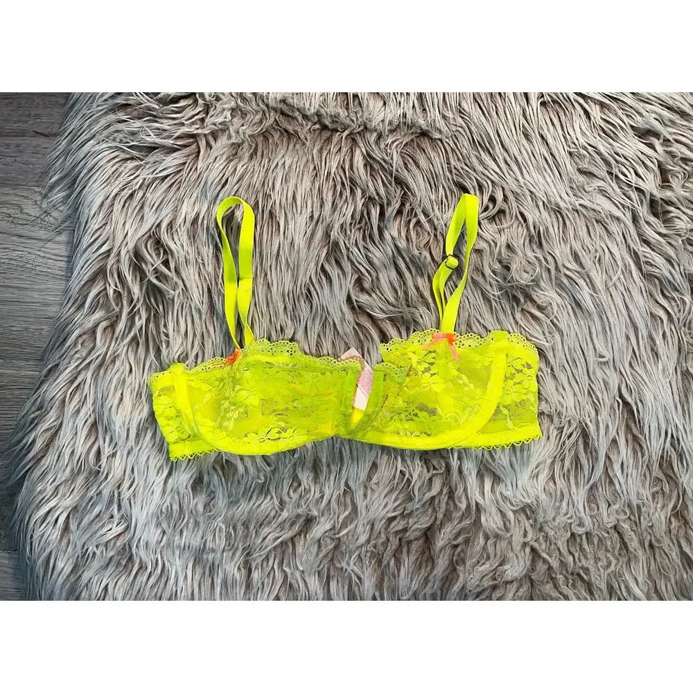 Victoria Secret women’s laced bra